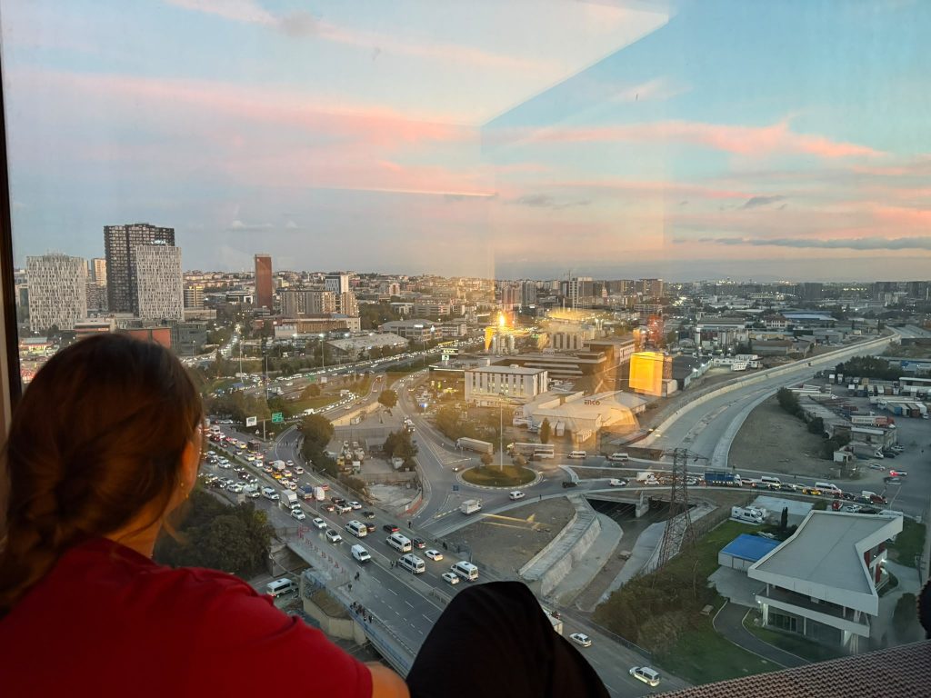 Elmary kijkt uit over Istanbul