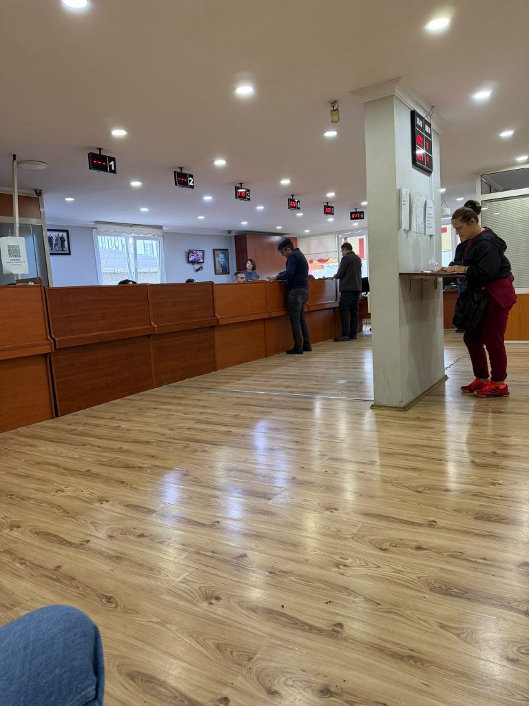 Wachten bij de administratie in het ziekenhuis