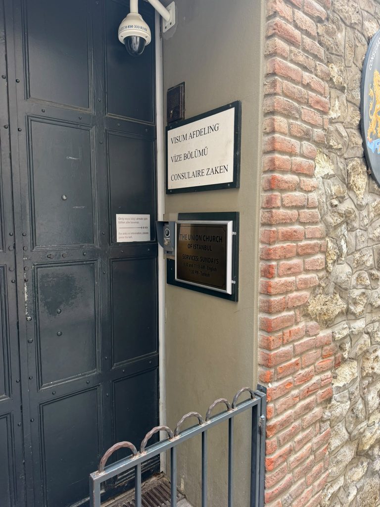 Bij de Nederlandse ambassade in Istanbul