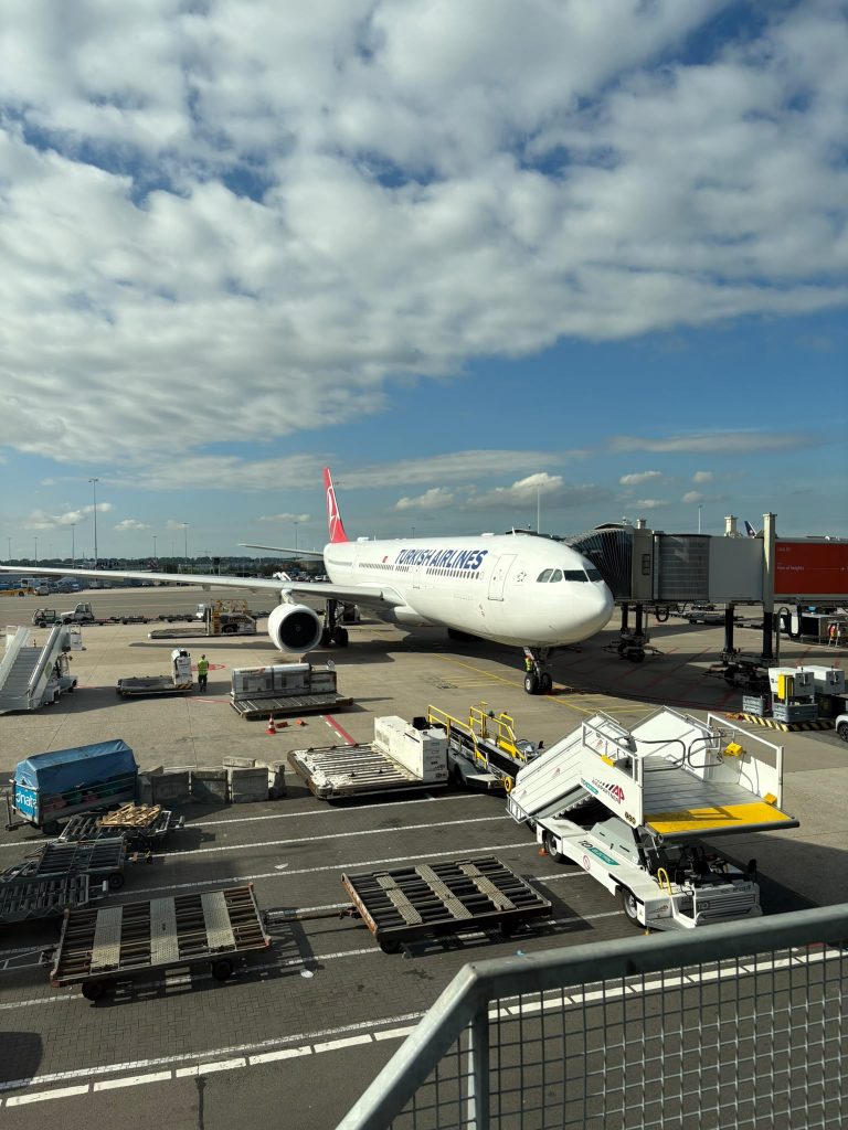 Klaar voor vertrek naar Istanbul op Schiphol