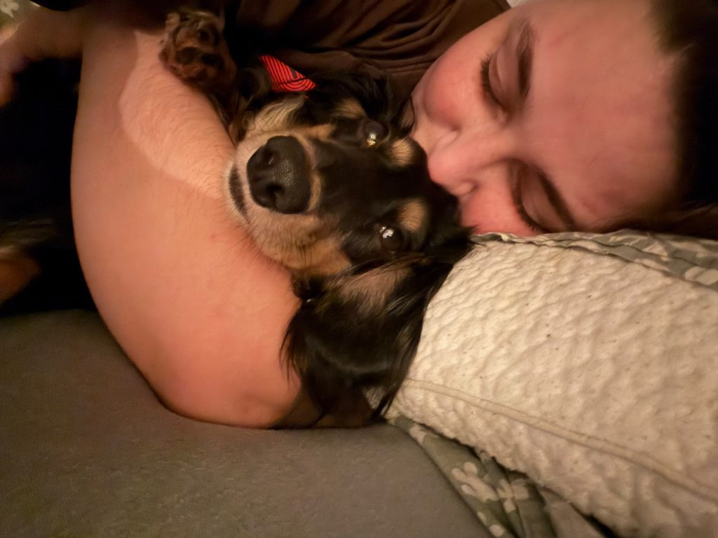 Elmary knuffelt met haar hondje