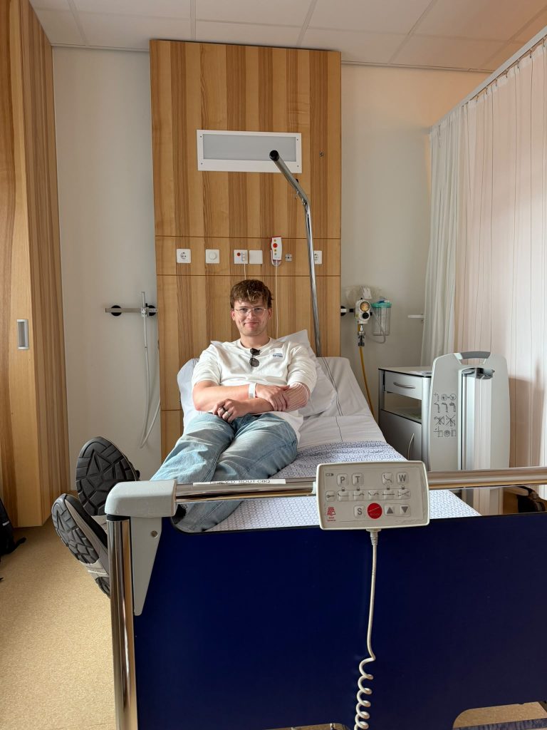 Elroy in het ziekenhuis tijdens de donorscreening