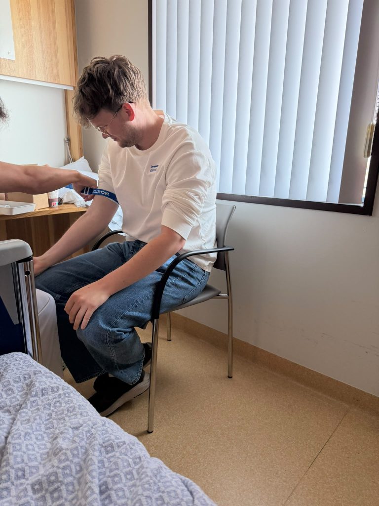 Bloedafname bij Elroy tijdens de donorscreening